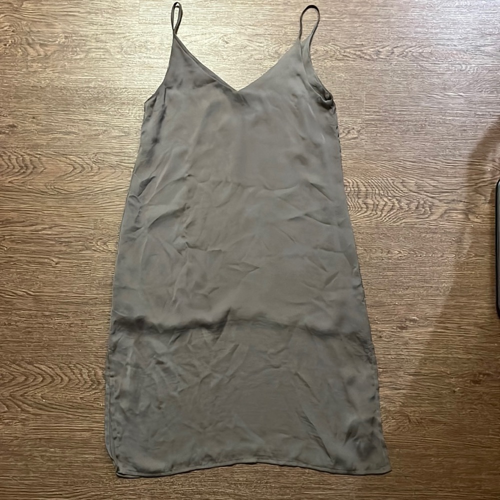 Sleeveless gray/green dress